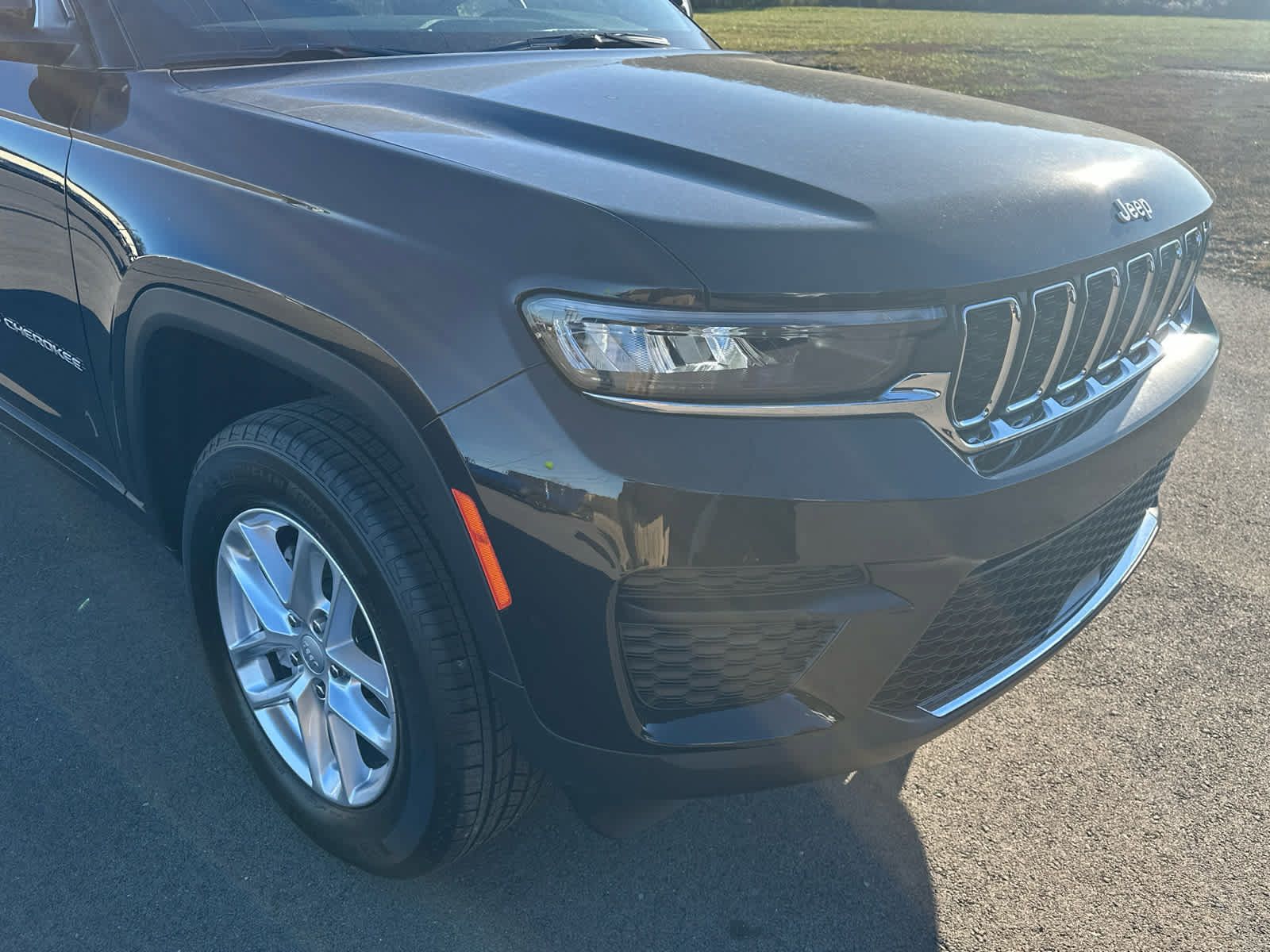 New 2025 Jeep Grand Cherokee Laredo X w/ Luxury Tech Group I AWD/4WD image 9