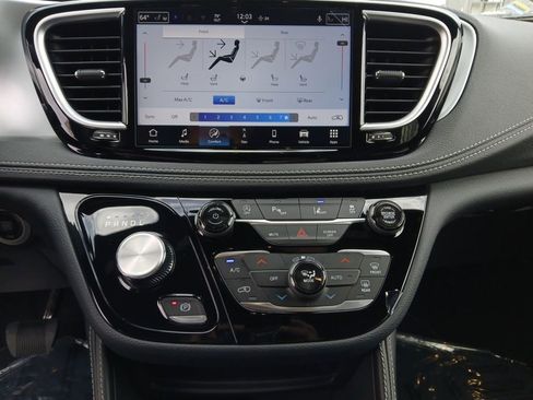 New 2026 Chrysler Pacifica Limited FWD image 4