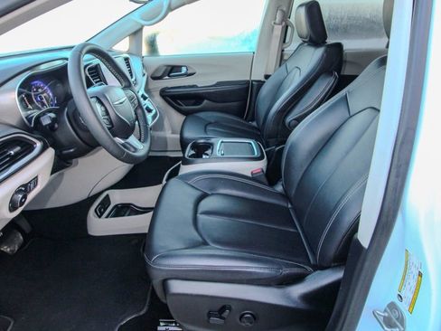 Used 2024 Chrysler Pacifica Touring-L FWD image 13