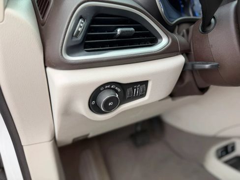Used 2020 Chrysler Pacifica Touring-L FWD image 31