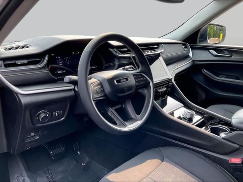 Used 2023 Jeep Grand Cherokee Laredo AWD/4WD image 17