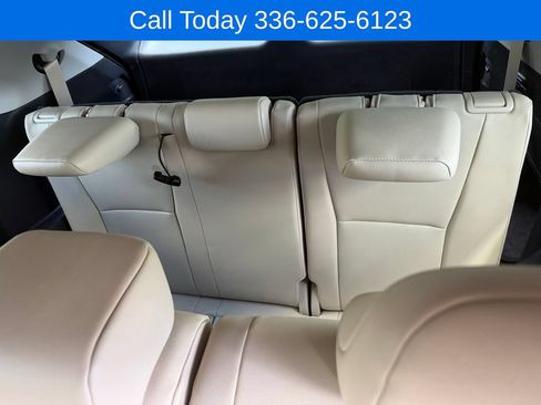 Used 2020 Toyota Highlander XLE FWD image 12