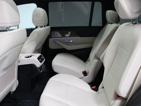 Used 2025 Mercedes-Benz GLS 450 4MATIC image 16