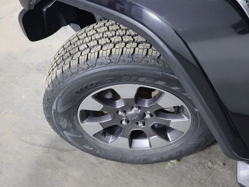 Used 2018 Jeep Wrangler Unlimited Sahara image 38