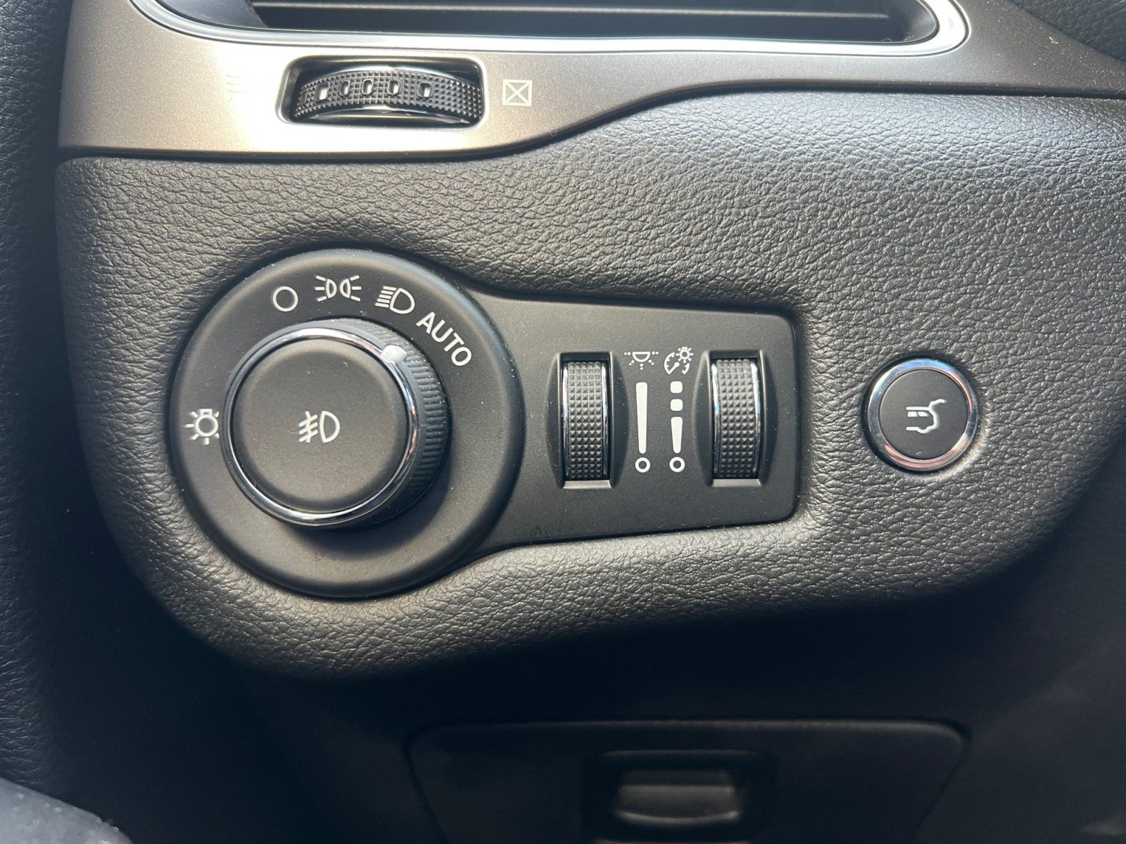 Used 2019 Jeep Cherokee Latitude Plus w/ Comfort/Convenience Group AWD/4WD image 28