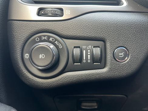 Used 2019 Jeep Cherokee Latitude Plus w/ Comfort/Convenience Group AWD/4WD image 28