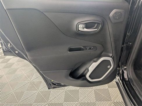 Used 2018 Jeep Renegade Latitude w/ UConnect 8.4 Nav Group image 27