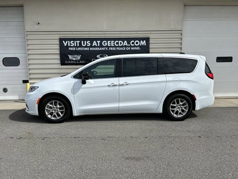 Used 2025 Chrysler Pacifica Select image 7