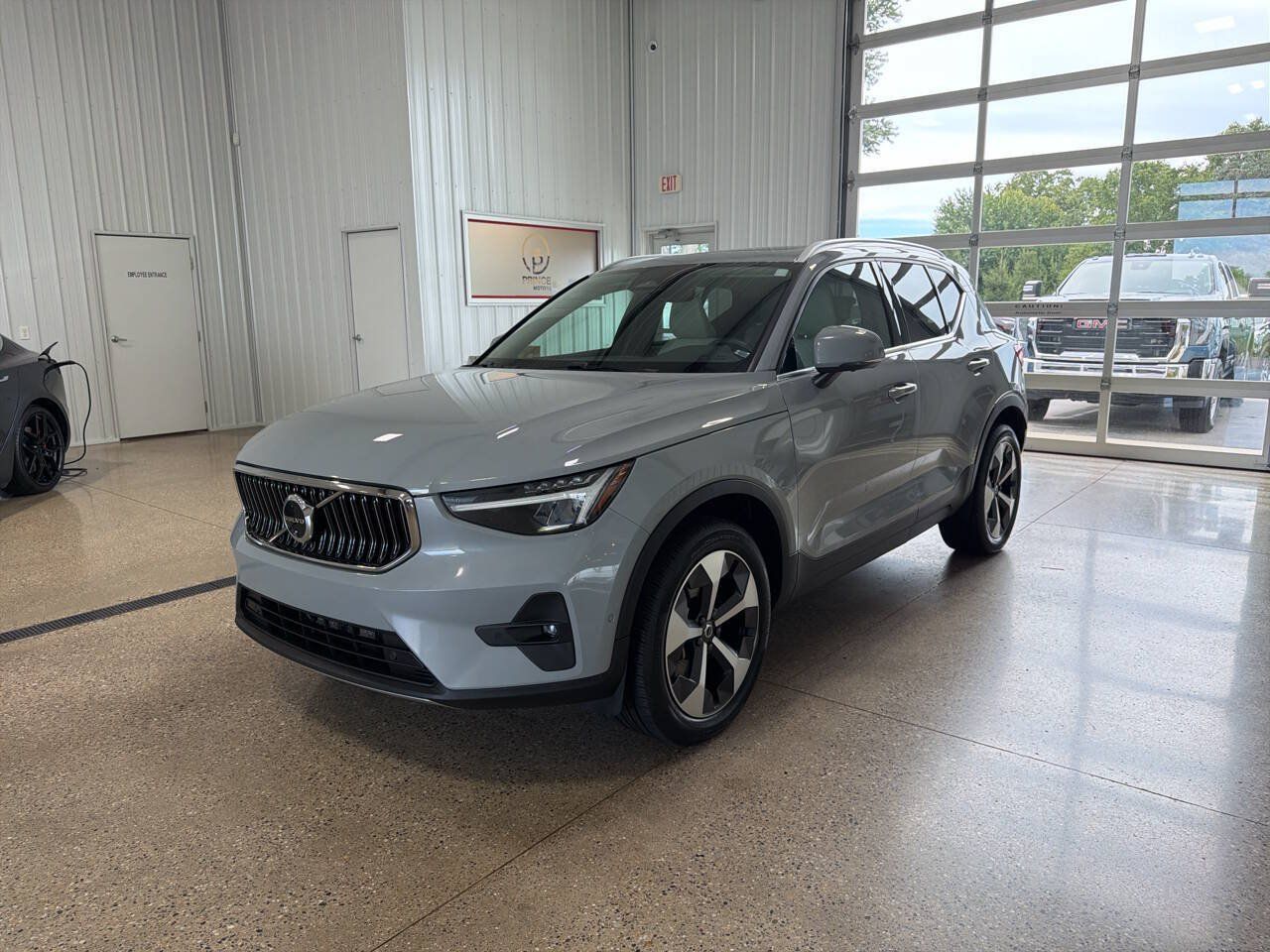 Used 2024 Volvo XC40 B5 Plus AWD/4WD image 2