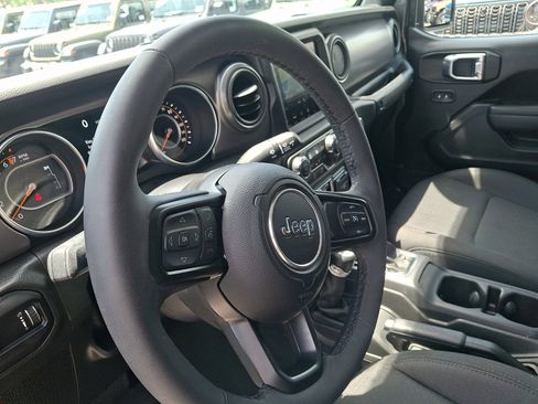 Used 2023 Jeep Gladiator Sport AWD/4WD image 25