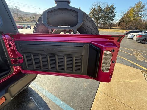 Used 2022 Jeep Wrangler Unlimited Rubicon w/ Xtreme Recon 35" Tire Package image 33