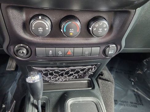 Used 2018 Jeep Wrangler Unlimited Sahara AWD/4WD image 38