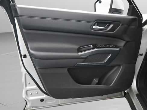 Used 2025 Nissan Pathfinder SL FWD image 32