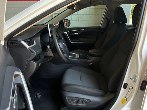 Used 2025 Toyota RAV4 XLE FWD image 10