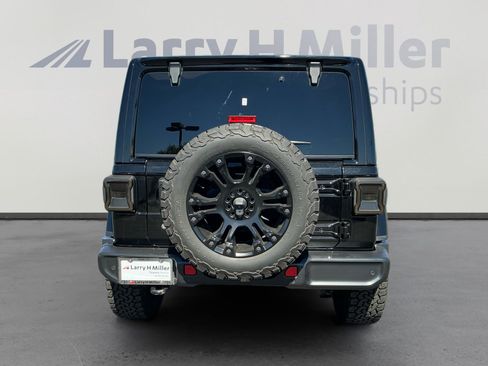 Used 2018 Jeep Wrangler Unlimited Sahara image 4