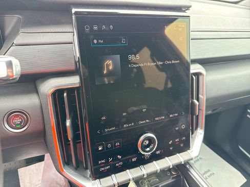 Used 2025 GMC Acadia Elevation image 12