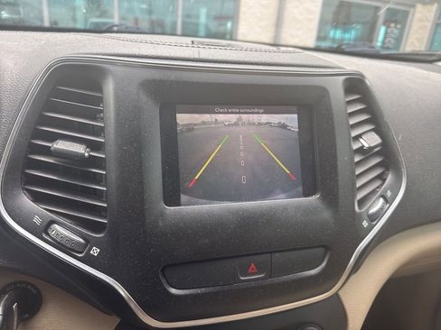 Used 2019 Jeep Cherokee Latitude w/ Popular Appearance Group FWD image 13