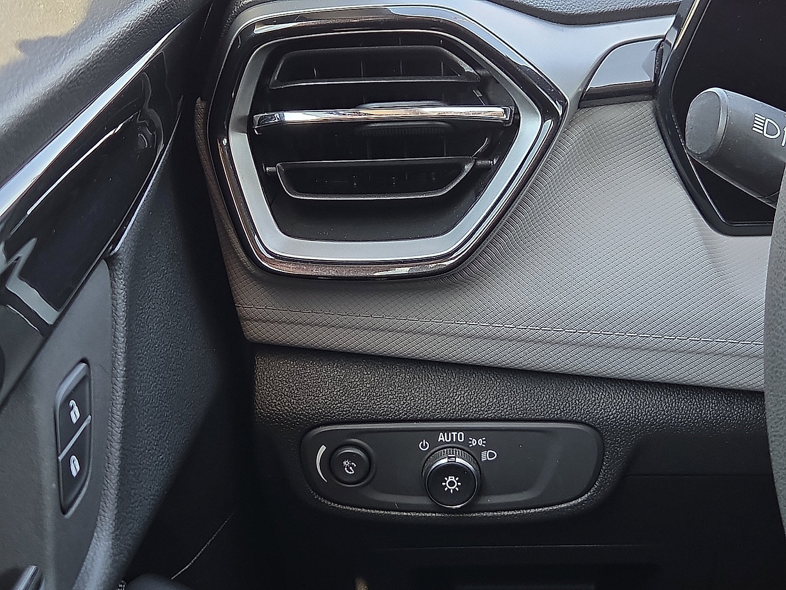Used 2025 Chevrolet TrailBlazer LT FWD image 21