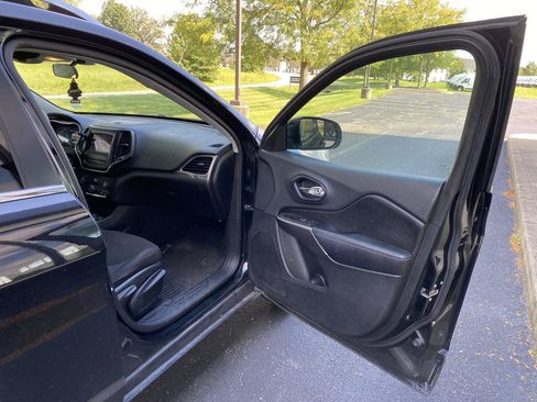 Used 2019 Jeep Cherokee Latitude w/ Popular Appearance Group AWD/4WD image 14