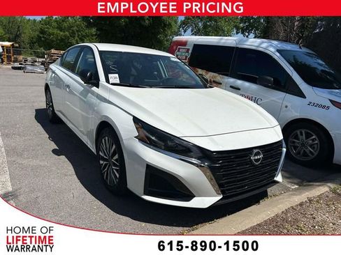 Used 2025 Nissan Altima 2.5 SV FWD image 1