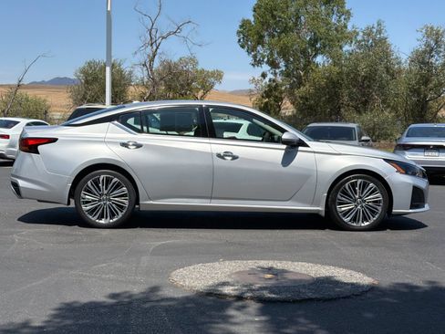 Used 2024 Nissan Altima 2.5 SL FWD image 7