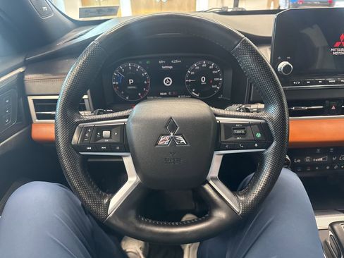 Used 2024 Mitsubishi Outlander SEL image 3