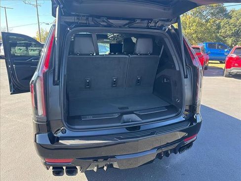 Used 2024 Cadillac Escalade V w/ LPO, ONYX Package image 21