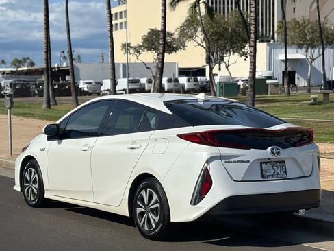 Used 2018 Toyota Prius Prime Plus FWD image 3