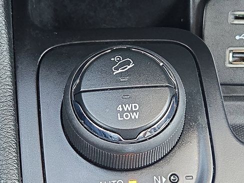 Used 2014 Jeep Cherokee Limited w/ Technology Group image 21