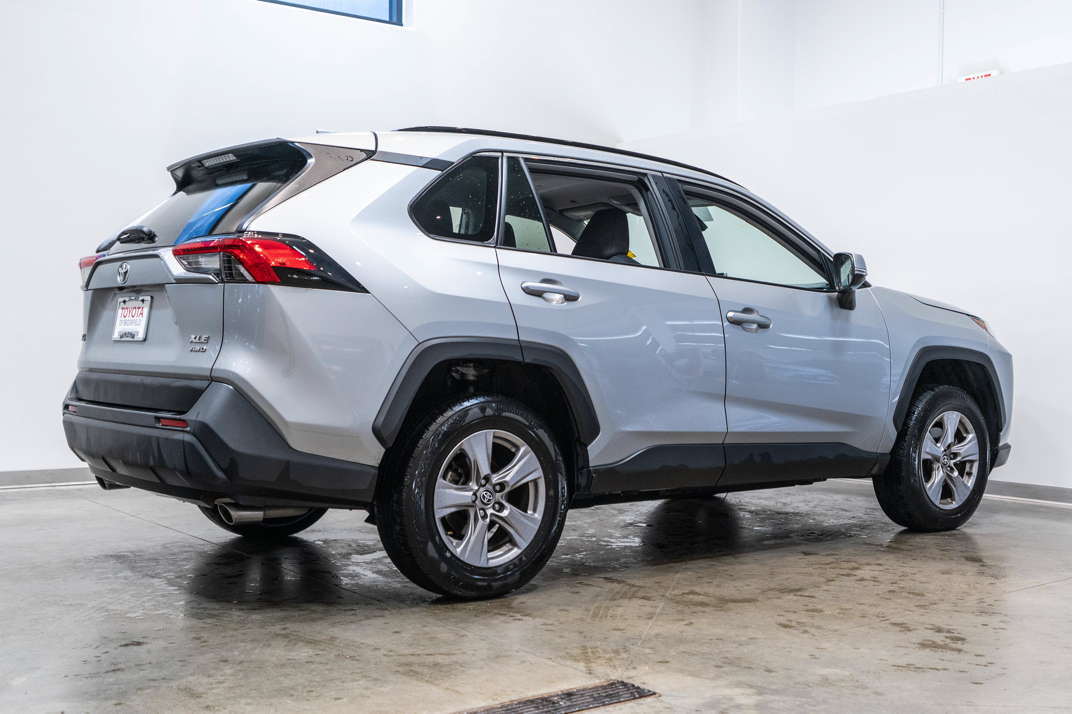 Used 2025 Toyota RAV4 XLE AWD/4WD image 9