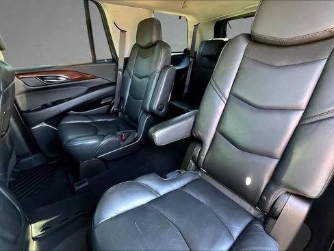 Used 2019 Cadillac Escalade Luxury AWD/4WD image 22