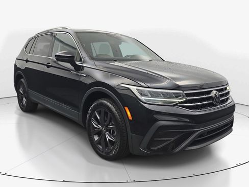 Used 2023 Volkswagen Tiguan SE FWD image 2