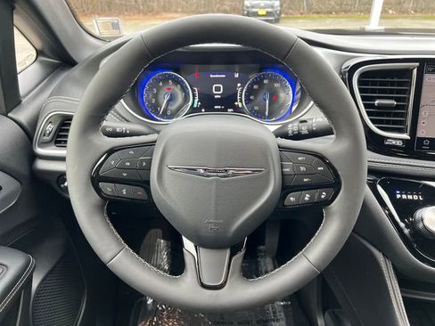 Used 2025 Chrysler Pacifica Limited image 24