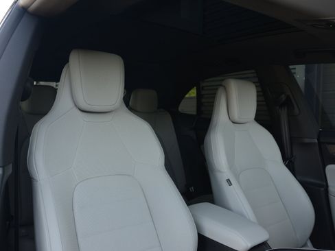 Certified 2025 Porsche Macan 4S Electric AWD/4WD image 26