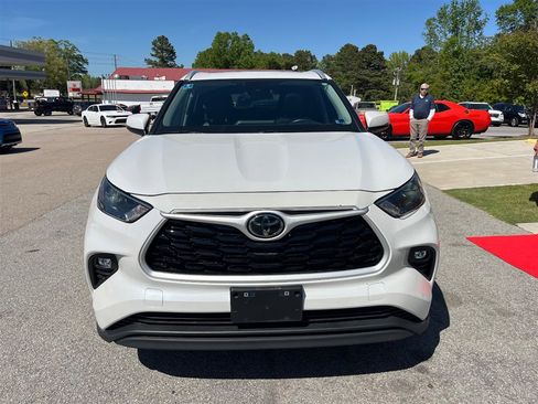Used 2024 Toyota Highlander XLE image 12