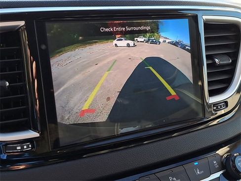 Used 2024 Chrysler Pacifica Touring-L image 14