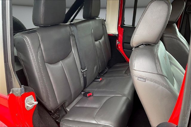 Used 2015 Jeep Wrangler Unlimited Sahara w/ Connectivity Group AWD/4WD image 24