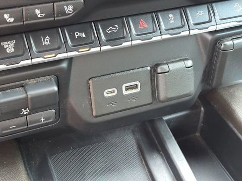 Used 2022 GMC Sierra 2500 Denali w/ Technology Package AWD/4WD image 37