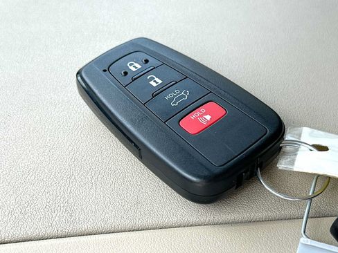 Used 2021 Toyota Highlander XLE FWD image 29