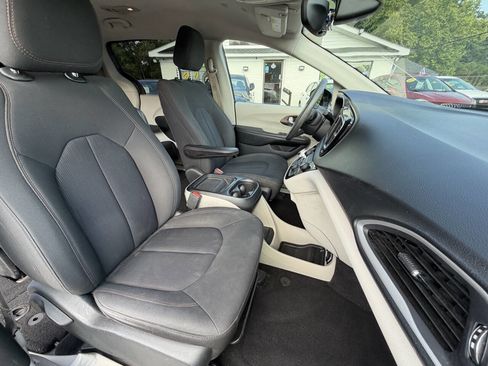 Used 2018 Chrysler Pacifica Touring Plus FWD image 22