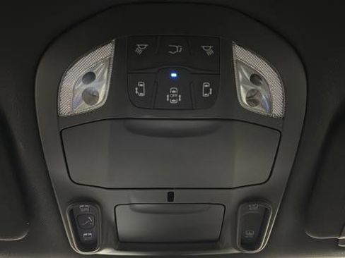 Used 2025 Chrysler Pacifica Limited image 39