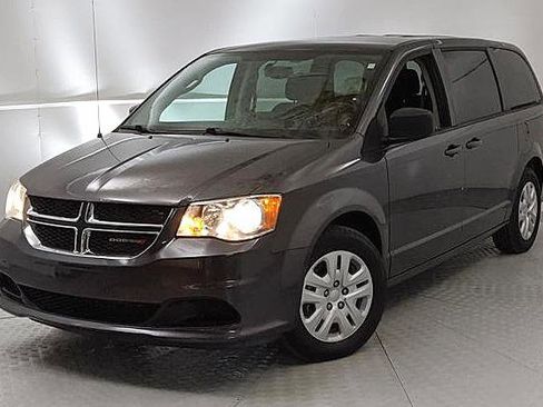 Used 2018 Dodge Grand Caravan SE w/ UConnect Hands-Free Group image 6