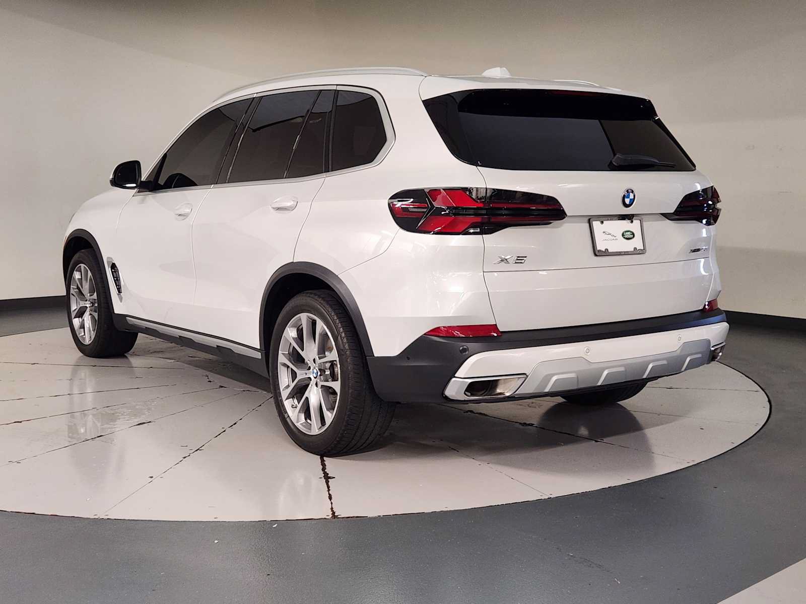 Used 2024 BMW X5 xDrive40i w/ Parking Assistance Package AWD/4WD image 6