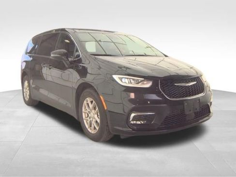 Used 2025 Chrysler Pacifica Select image 3