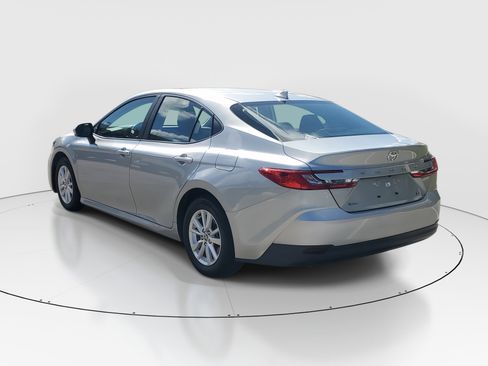 Used 2025 Toyota Camry LE image 5
