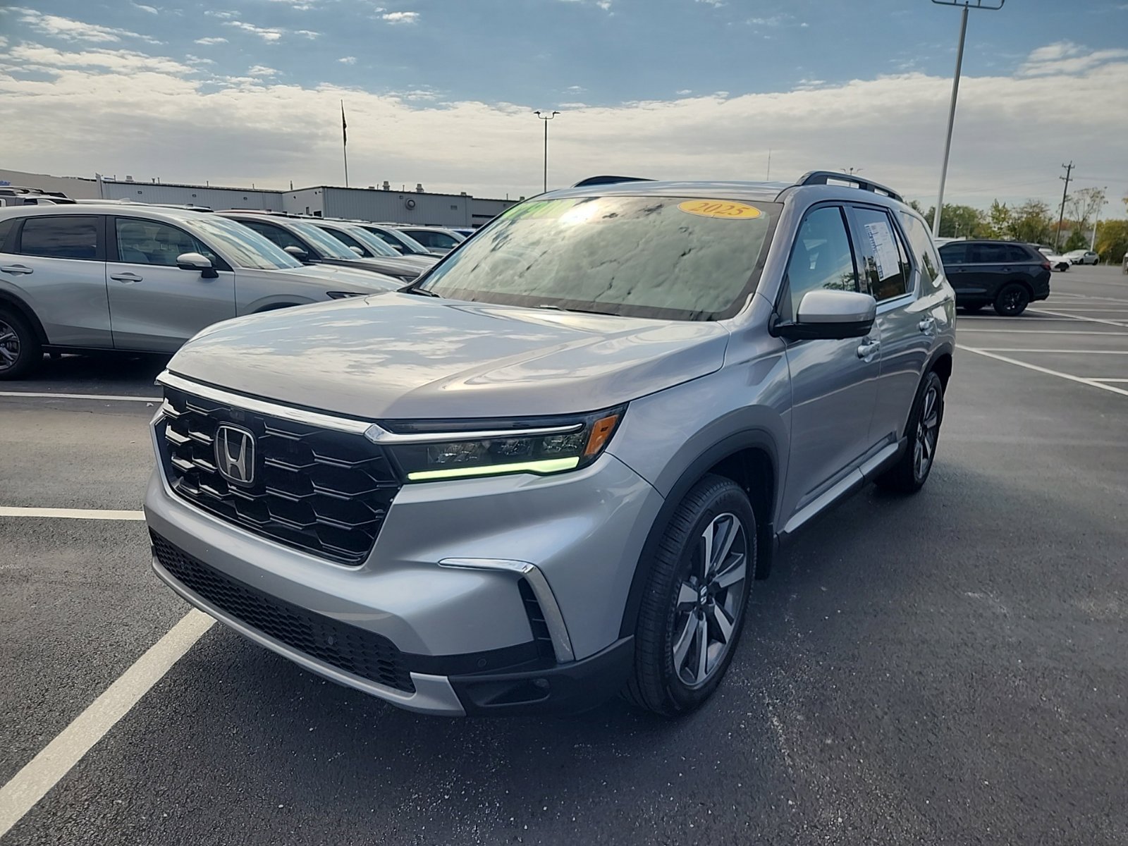 Used 2025 Honda Pilot Elite image 2