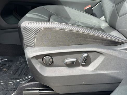Used 2024 Volkswagen Atlas Cross Sport SE FWD image 18
