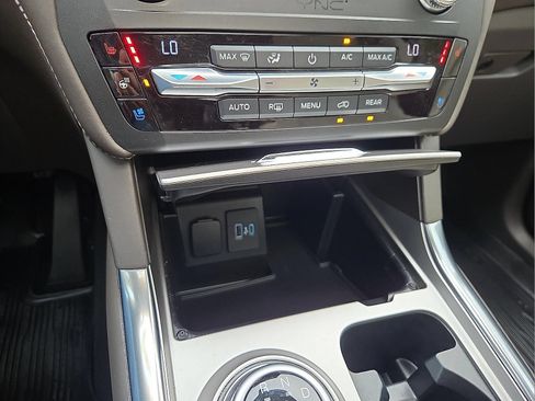 Used 2020 Ford Explorer Platinum w/ Premium Technology Package AWD/4WD image 18