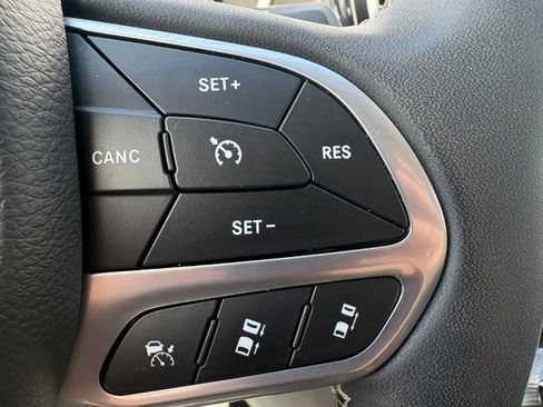 Used 2023 Chrysler Pacifica Touring-L FWD image 35