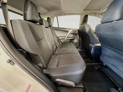 Used 2017 Toyota RAV4 XLE AWD/4WD image 40